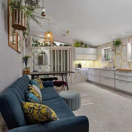 2 Bedroom 'marley' Makarska