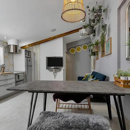 2 Bedroom 'marley' Makarska